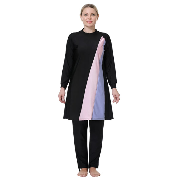 Une femme portant un maillot de bain musulman noir avec des détails rose et bleu. Le maillot de bain a des manches longues et un pantalon long.