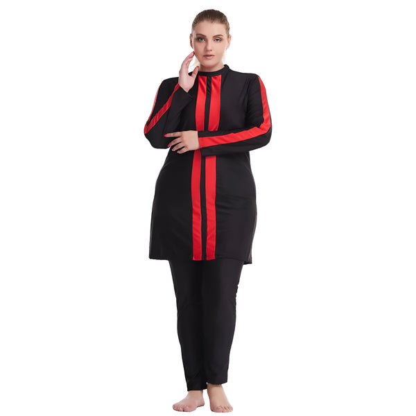 Une femme portant un maillot de bain musulman noir avec des rayures rouges. Le maillot de bain est à manches longues et couvre les jambes.