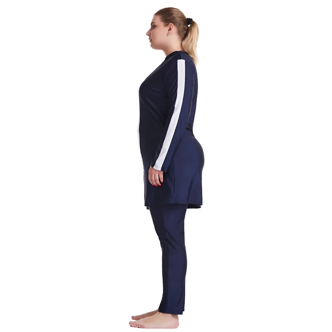 Une femme portant un maillot de bain musulman bleu marine avec des bandes blanches sur les manches.