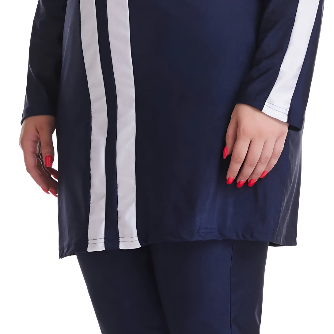 Une robe de bain islamique bleu marine avec des bandes blanches sur le côté. La robe est longue et couvre les jambes.