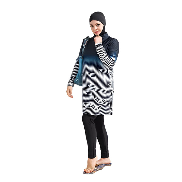 Une femme portant un maillot de bain musulman noir et blanc avec un motif géométrique.  Le maillot de bain a des manches longues et une jupe longue. La femme porte également un hijab noir.