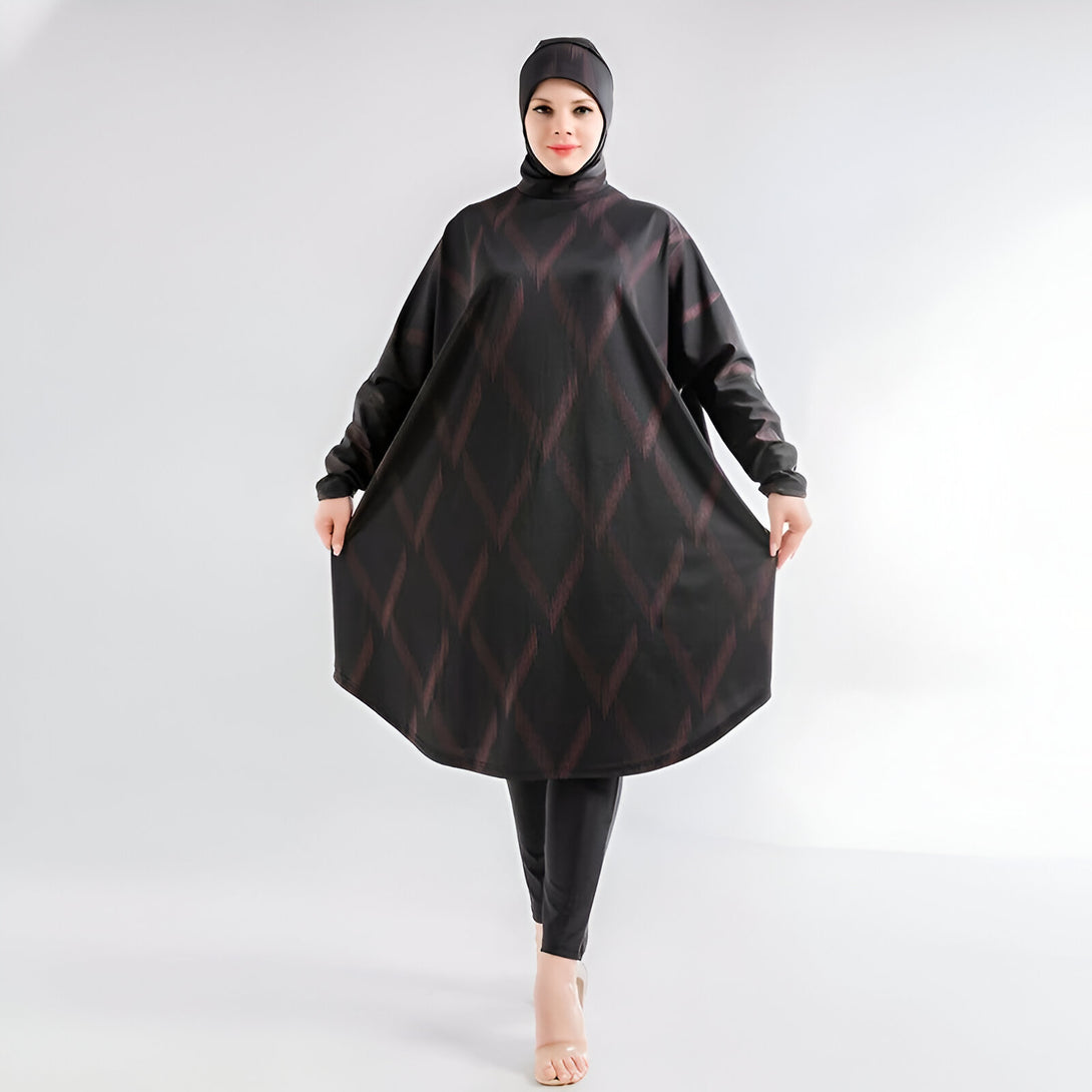 Une femme portant un maillot de bain musulman noir à motifs losanges rouges. Le maillot est à manches longues et couvre tout le corps.