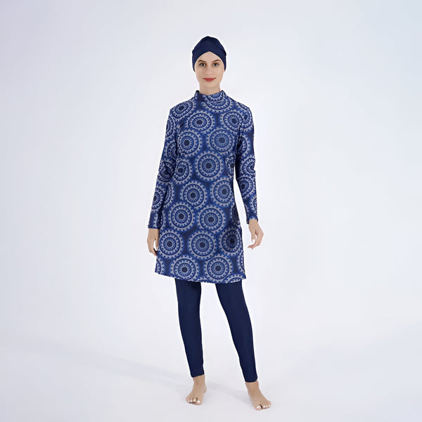 Une femme portant un maillot de bain musulman bleu avec un motif de cercles. Elle porte également un hijab bleu.