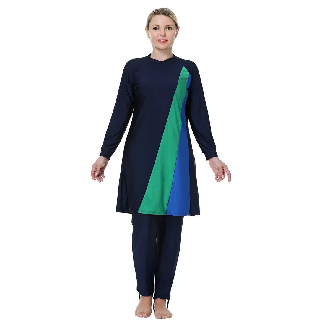Une femme portant un maillot de bain musulman bleu marine avec des accents verts et bleus.