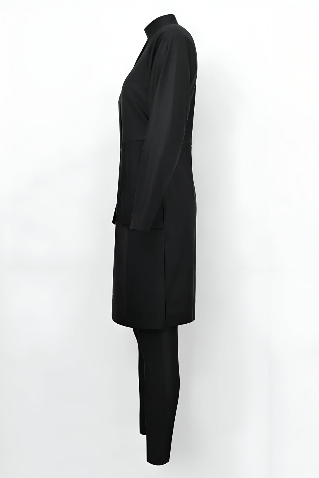 Robe longue noire à manches longues et pantalon assorti pour femmes musulmanes.  Vêtements islamiques élégants pour un style modeste.