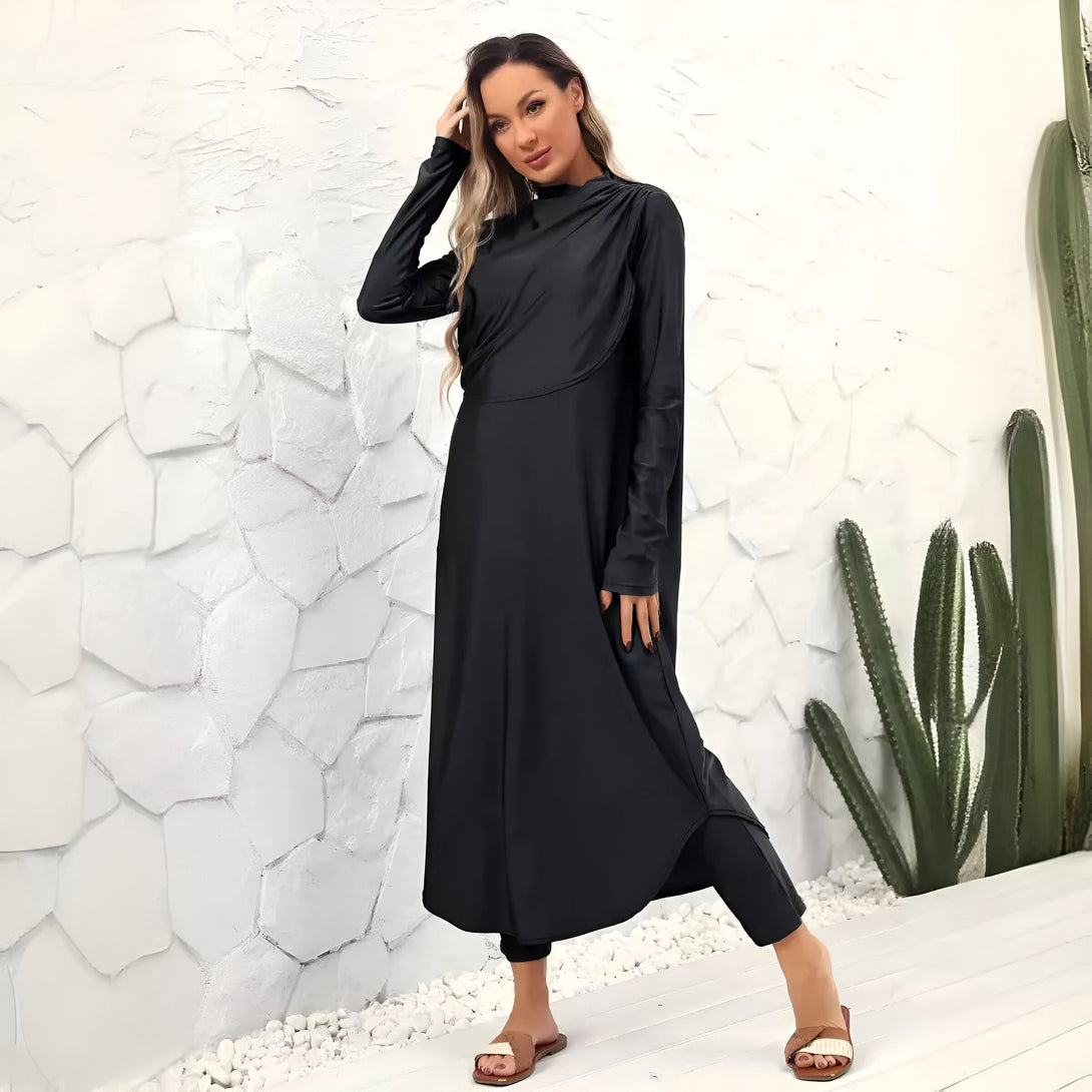 Une femme élégante porte une longue robe noire à manches longues, idéale pour un style musulman moderne. La robe est fluide et confortable, parfaite pour toutes les occasions.