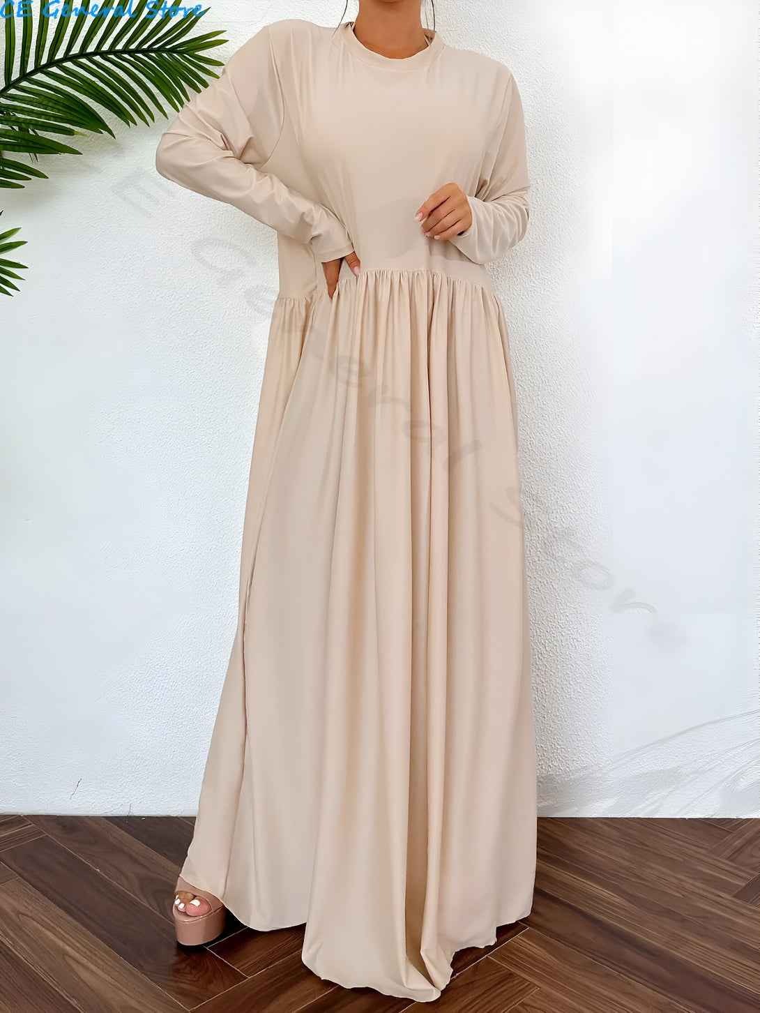 Robe longue beige à manches longues pour femme musulmane, idéale pour les occasions spéciales ou au quotidien. La robe est ample et confortable, et la couleur neutre s'accorde facilement avec toutes les tenues.