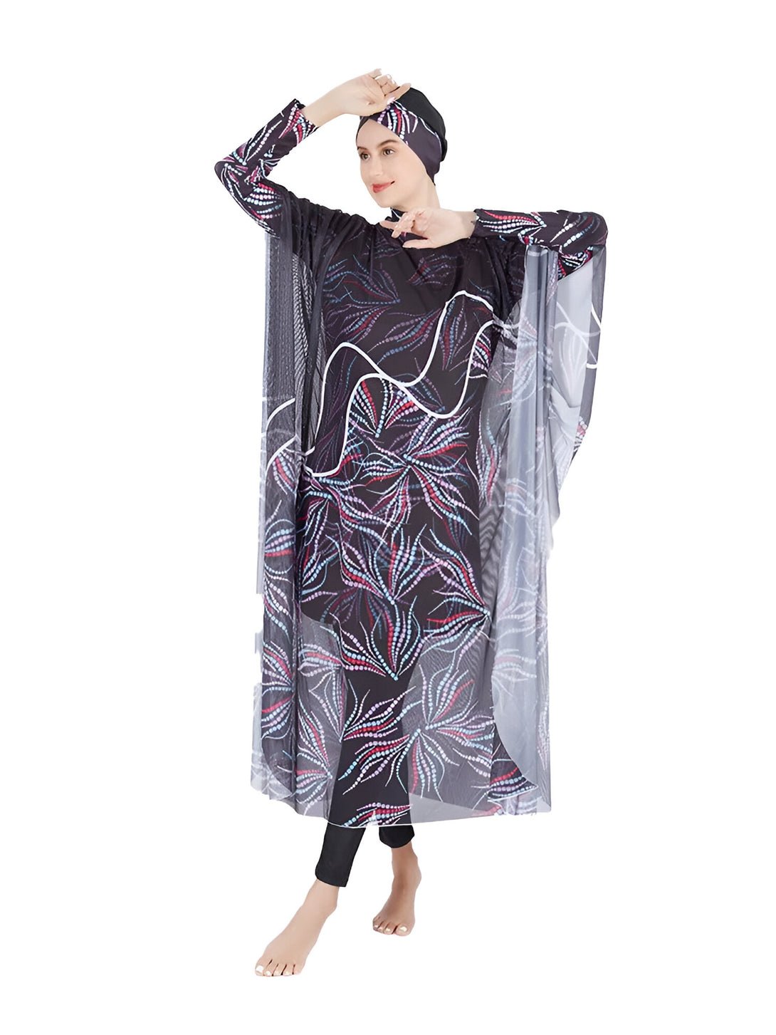 Une femme portant un maillot de bain musulman noir à imprimé floral avec une tunique en maille assortie.  Le maillot de bain comprend un pantalon long et une tunique ample qui couvre les bras. La femme porte un hijab assorti.