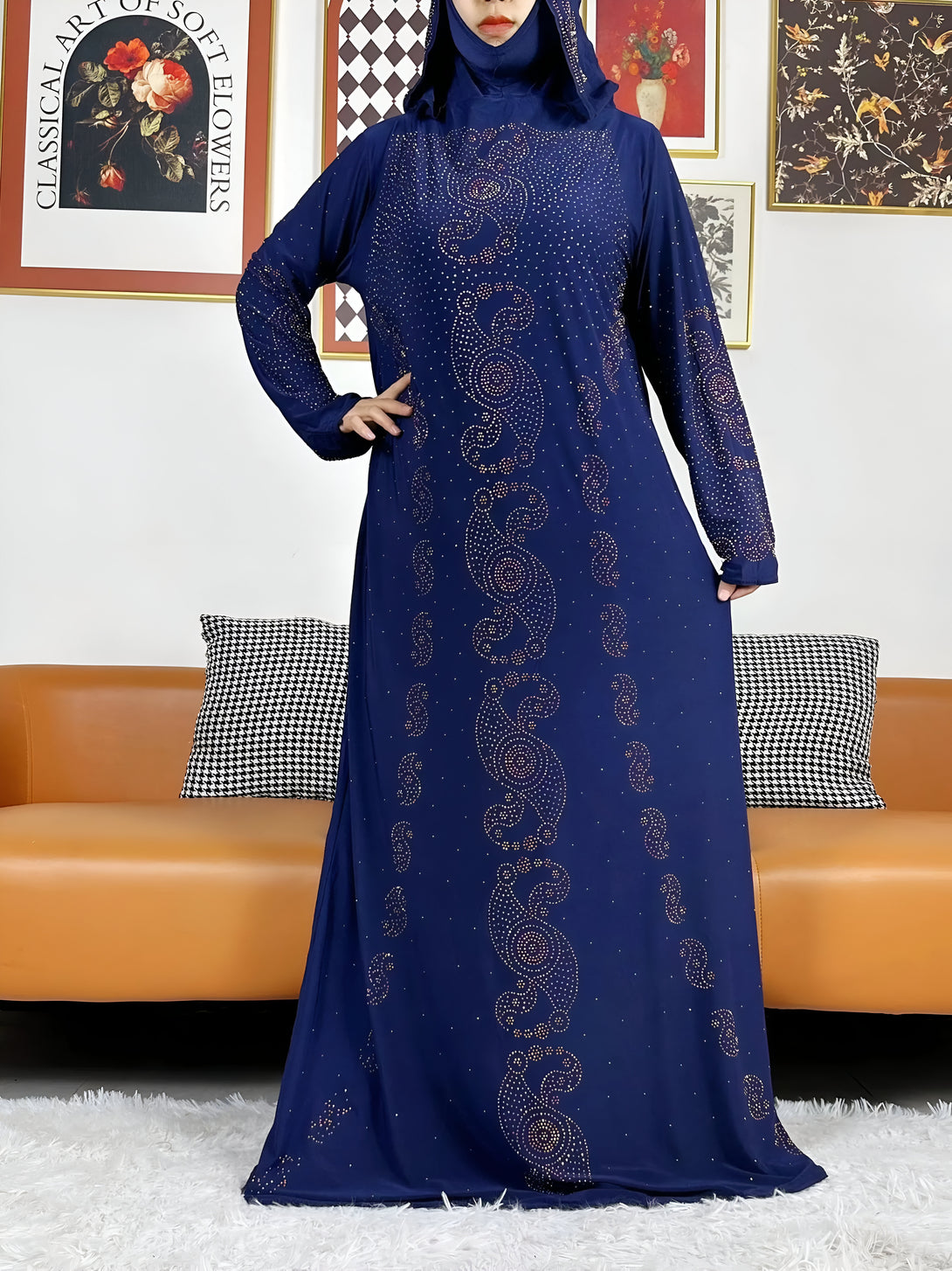 Robe longue bleue pour femme musulmane avec un motif de diamants et un voile assorti.  La robe est parfaite pour les occasions spéciales et les événements formels.
