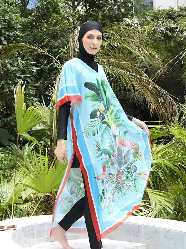 Une femme portant un hijab noir et un maillot de bain musulman bleu avec un motif tropical, se tient près d'une piscine.