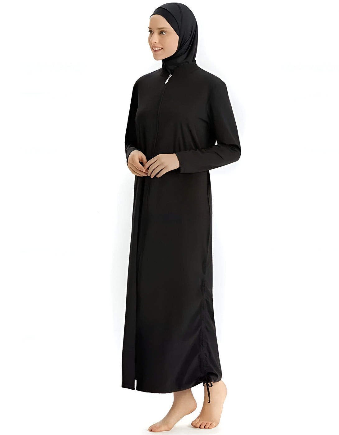 Une femme portant un maillot de bain islamique noir à manches longues avec une fermeture éclair sur le devant. Le maillot de bain est long et couvre tout le corps. La femme porte un hijab noir assorti.