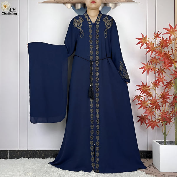 Une longue robe bleue avec des détails dorés, parfaite pour les occasions spéciales. Elle est élégante et flatteuse, et est faite d'un tissu confortable et respirant.