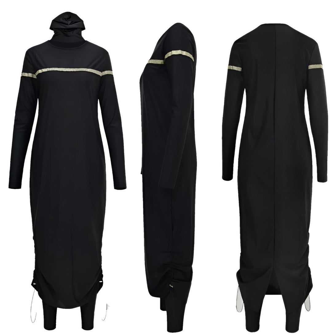 Une robe de bain musulmane noire à manches longues avec une bande dorée sur les manches et le haut de la robe.