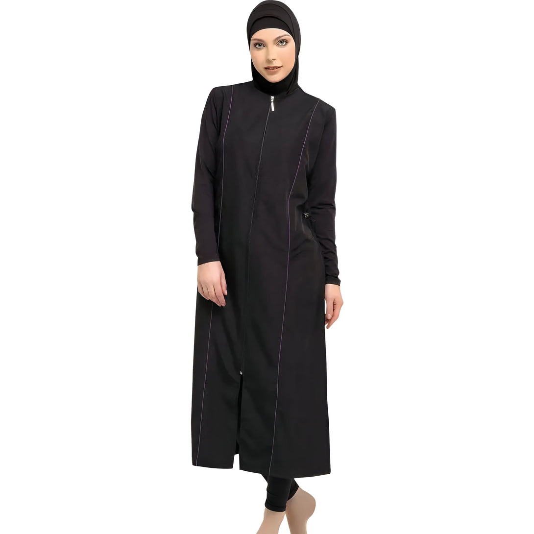 Une femme portant un maillot de bain musulman noir à fermeture éclair.