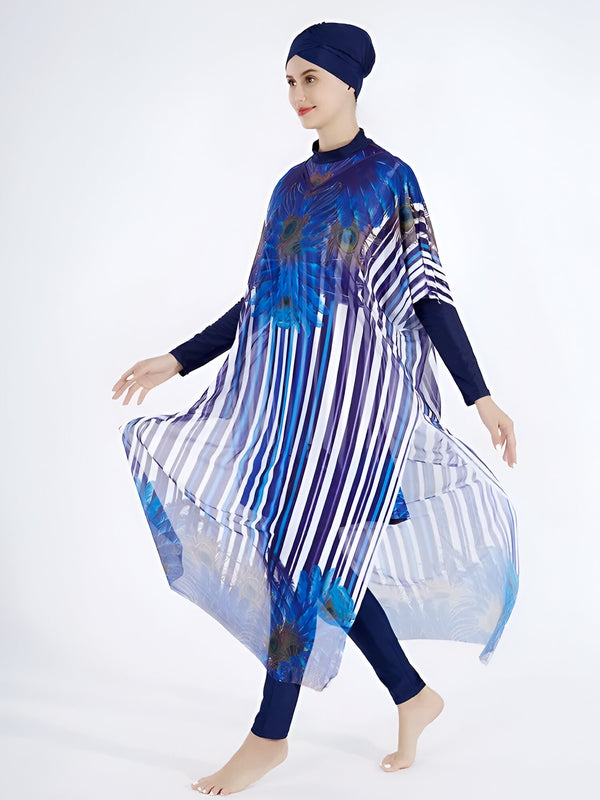 Une femme portant un maillot de bain musulman bleu et blanc à rayures avec un motif de plumes de paon. Le maillot de bain comprend un hijab assorti.