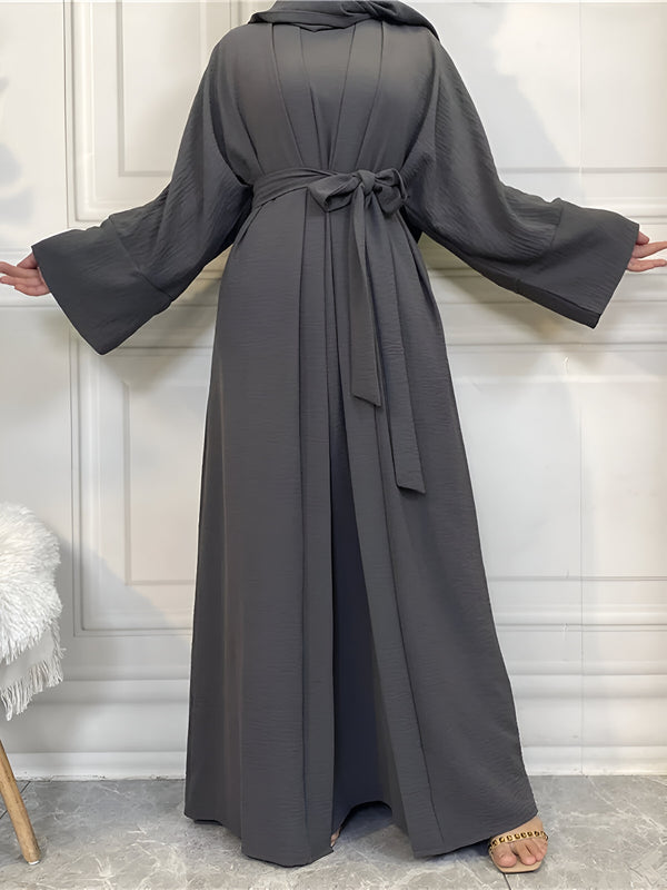 Une robe longue grise à manches longues avec une ceinture et une capuche, idéale pour les femmes musulmanes.