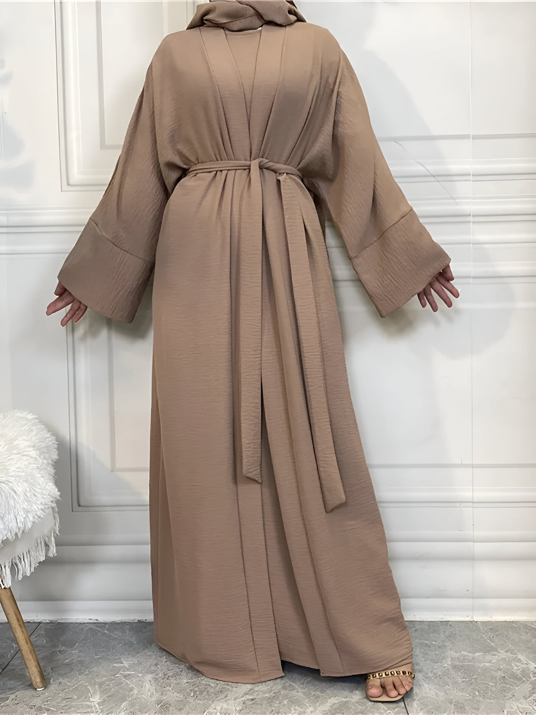 Une robe abaya marron avec une ceinture assortie, idéale pour les occasions spéciales.  L'abaya est conçue pour un confort et une élégance maximum.