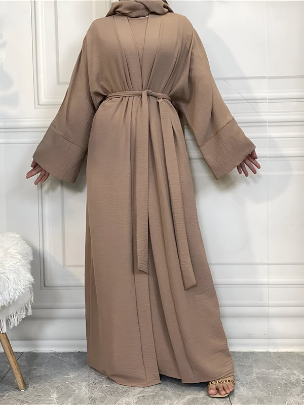 Une robe abaya marron avec une ceinture assortie, idéale pour les occasions spéciales.  L'abaya est conçue pour un confort et une élégance maximum.