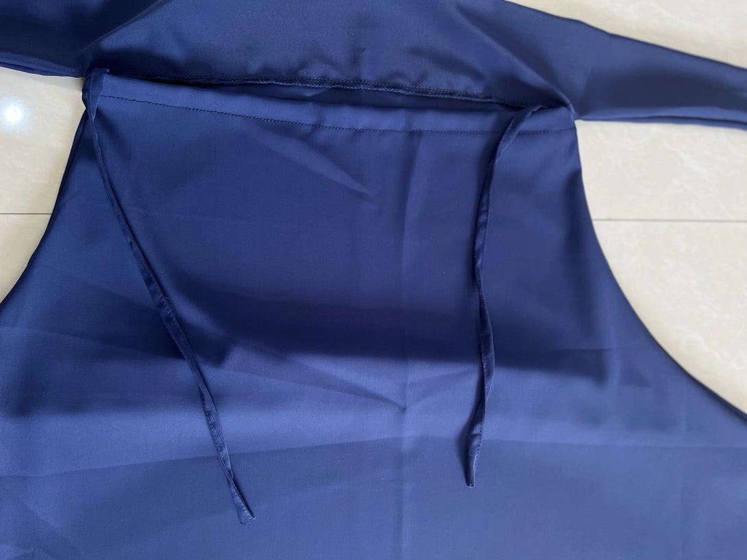 Une robe longue bleu foncé avec une ceinture en tissu assortie.  La robe a un col rond et des manches longues.
