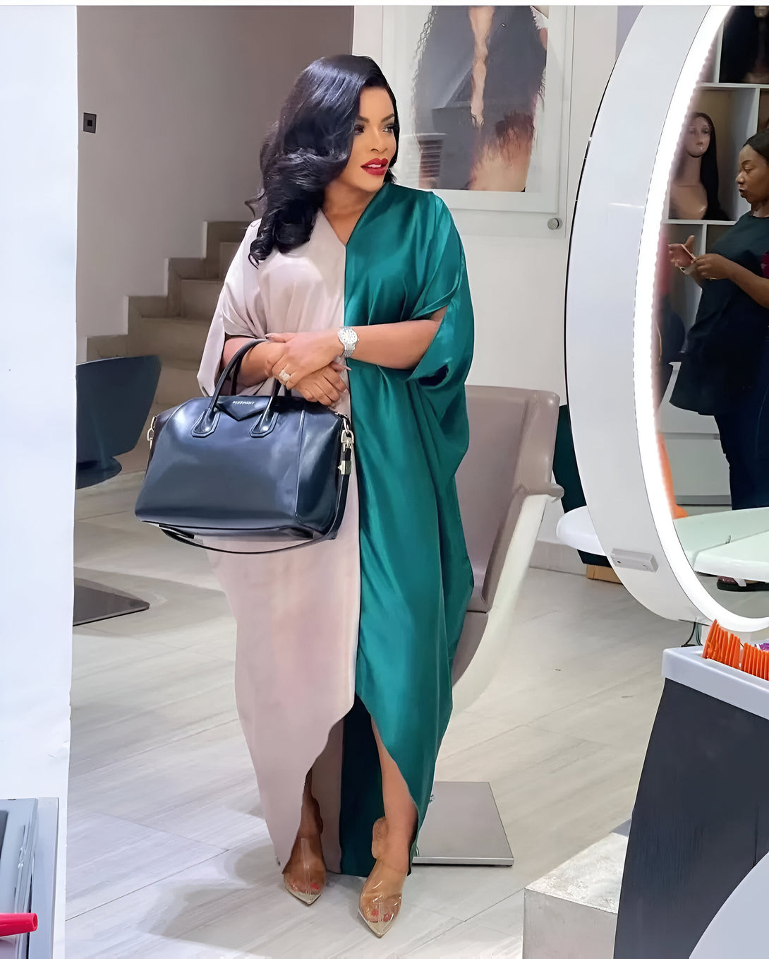Une femme élégante porte une robe longue élégante, mi-beige et mi-verte, parfaite pour les occasions spéciales.