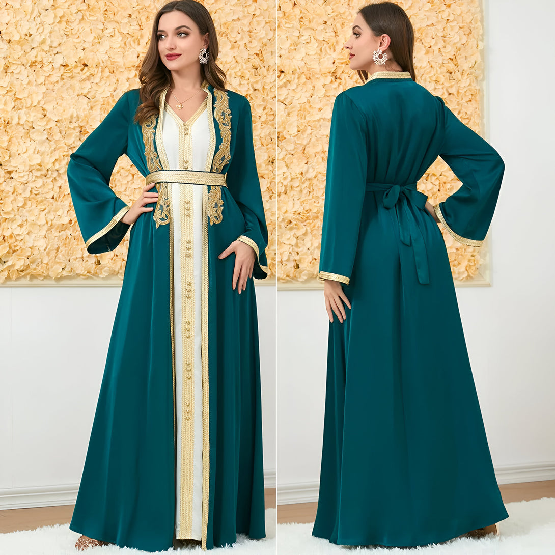 Robe longue verte à manches longues avec des détails dorés brodés, idéale pour les occasions spéciales. La robe est cintrée à la taille et dispose d'une fermeture à boutons sur le devant.