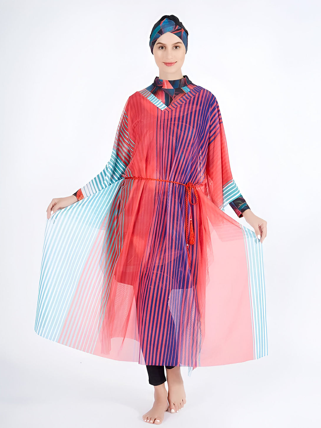 Une femme portant un hijab et une robe de plage musulmane à rayures rouges et bleues. La robe est transparente et a une ceinture à la taille.